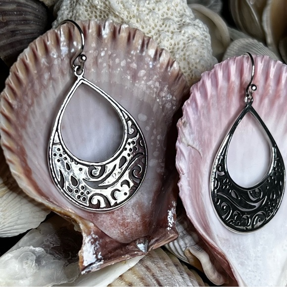 w3491_a1.png Silpada W1782 Matte Sterling Silver Cut Out Earrings
